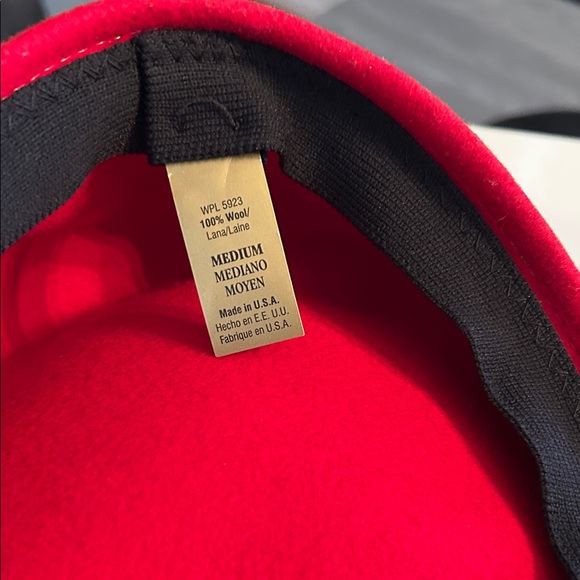 Stylish Beret Set in Red, Green, and Black - Picture 6 of 11